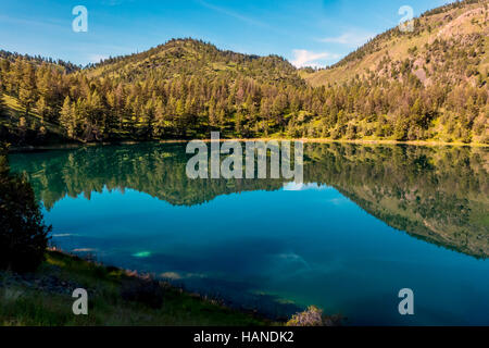 Ein kleiner See auf dem man Lehrpfad durch den Yellowstone National Park in Wyoming USA Stockfoto