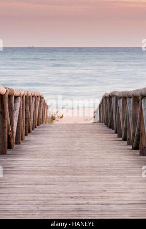 Landschaft der Costa De La Luz uns ein Holzsteg zum Strand von Yerbabuena in Barbate führt Stockfoto