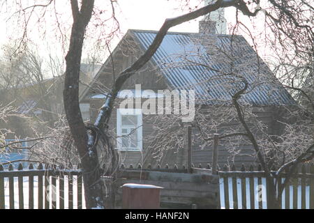 wenig aus dunklen Balken im retro-Stil mit Garten Waschbecken im weißen Glanz Schnee gemacht Stockfoto
