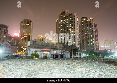 Abriss-Bereich, Wohngebiet von Shanghai Centre bei Nacht, Huangpu, Shanghai, Chinadesolate Stockfoto