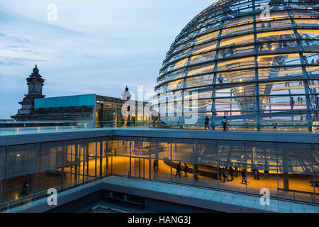 Glaskuppel auf dem Dach des Reichstags in Berlin bei Dämmerung beleuchtet. Stockfoto