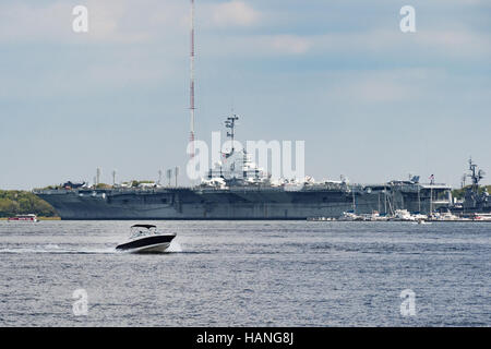 Historischen Flugzeugträger USS Yorktown dominiert Charleston Flussseite Stockfoto