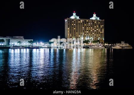 Nachtansicht über den Savannah River nach Hutchinson Island Stockfoto