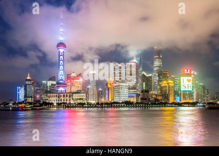 Skyline von Shanghai, China auf dem Huangpu-Fluss Stockfoto