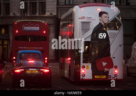 Werbung für YouTube, mit die große Präsenz der sozialen Medien einen Promi Caspar, erscheinen auf der Rückseite von einem Londoner Bus auf 1. Dezember 2016, am Piccadilly Circus, London England. Stockfoto