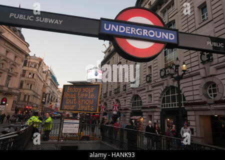 Ratschläge für Reisende und Londoner zur festlichen Weihnachtszeit eine Matrix anmelden am Piccadilly Circus, 1. Dezember 2016, London England. Stockfoto