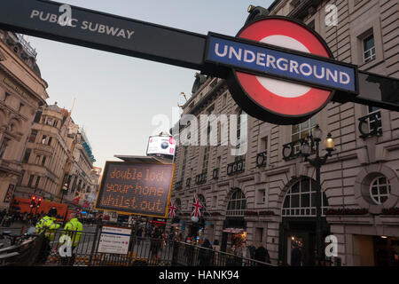 Ratschläge für Reisende und Londoner zur festlichen Weihnachtszeit eine Matrix anmelden am Piccadilly Circus, 1. Dezember 2016, London England. Stockfoto