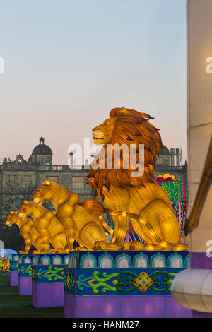 Weihnachten Fest des Lichts in Longleat zum 50-jährigen Jubiläum der Safari Park mit dem Thema der Beatrix Potter. beleuchtete Lions feiern in der Dämmerung Stockfoto