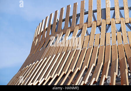 Detail der moderne Holzarchitektur in Brettschichtholz auf blauen Himmel Stockfoto