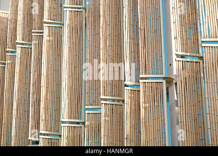 Moderne Wand aus Bambusstöcke Stockfoto