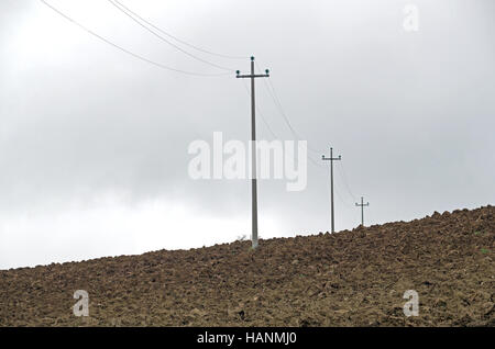 Strommasten auf dem Boden in eine trübe Stockfoto