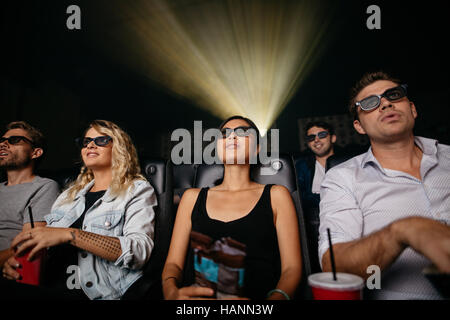 Gruppe von Jugendlichen 3d Film im Theater. Junge Männer und Frauen mit 3d Brille im Kinosaal. Stockfoto