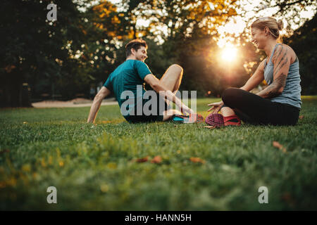 Happy fit junges Paar im Park trainieren. Entspannen sich nach körperlichem Training Session. Stockfoto