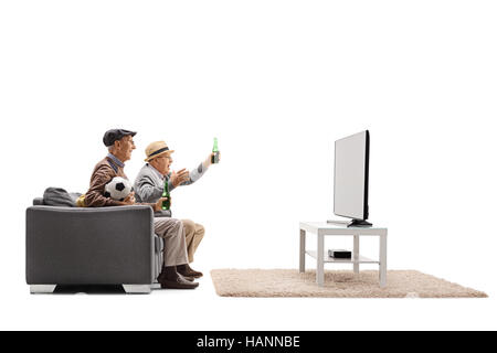 Zwei reife Männer sitzen auf einem Sofa Fußball gucken im Fernsehen und mit einem Bier isoliert auf weißem Hintergrund Stockfoto