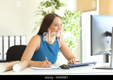 Glücklich Geschäftsfrau auf Linie mit einem Computer und Notizen im Büro arbeiten Stockfoto