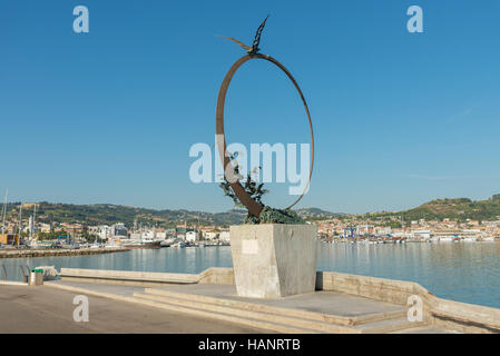 SAN BENEDETTO DEL TRONTO, Italien - 29. August 2016: Detail des Denkmals Freiheit Symbol Möwe Jonathan Livingston Künstlers Mario Lupo, Italien, 1986 in Stockfoto