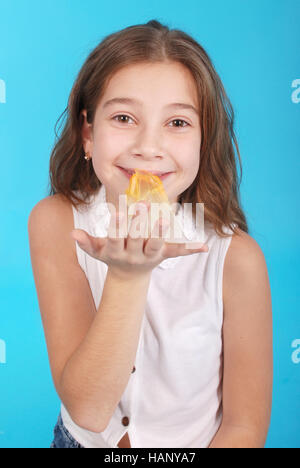 Junge Mädchen spielen mit Kaugummi isoliert auf blau Stockfoto