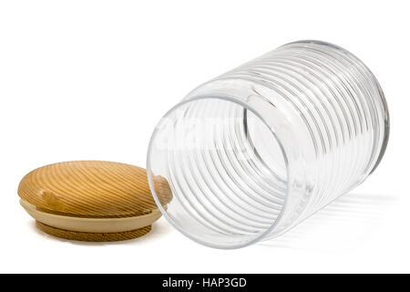 Leeres Glas mit Deckel aus Holz, isoliert auf weiss, mit Beschneidungspfad Stockfoto