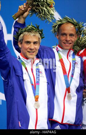 LIANG TIAN & JINGHUI YANG olympische 10 M SYNCHRO Tauchen Athen 14. August 2004 Stockfoto