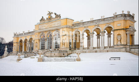 Wien, Österreich - 15. Januar 2013: Gloriette aus Gärten von Schönbrunn Palast Winter. Gloriette wurde im Jahr 1775 erbaut. Stockfoto