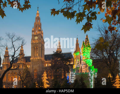 Wien, Österreich - 14. November 2010: Die Türme des Rathauses und Weihnachten Markt Dekoration. Stockfoto