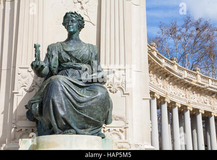 Statue der Athena-Göttin der Kunst im Seitenteil des Denkmal von Alfonso XII in Buen Retiro Park vom Architekten Jose Grases Riera Stockfoto