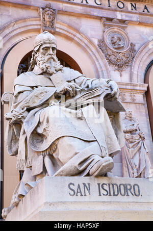 MADRID, Spanien - März 11, 2013:Saint Isidor von Sevilla vom Portal des nationalen archäologischen Museum von Spanien Stockfoto