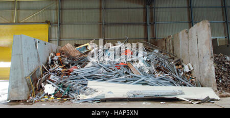 metallische Lagerung von Abfällen zur Verwertung alten Heizkörpern aus Gusseisen verweigern, andere Metalle Stockfoto