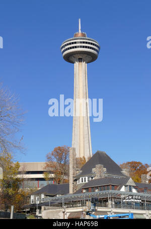 NIAGARA FALLS, Kanada - 13. November 2016: Der Skylon Turm ist ein Aussichtsturm, der Niagara-Fälle überblickt Stockfoto