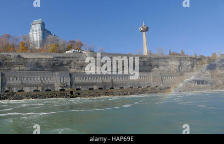 NIAGARA FALLS, Kanada - 13. November 2016: Der Skylon Turm ist ein Aussichtsturm, der Niagara-Fälle überblickt Stockfoto
