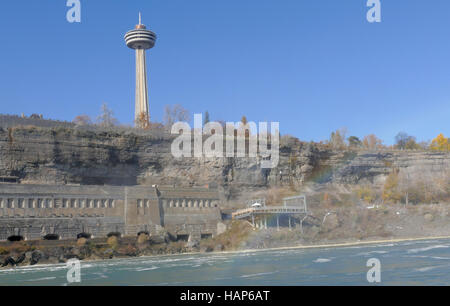 NIAGARA FALLS, Kanada - 13. November 2016: Der Skylon Turm ist ein Aussichtsturm, der Niagara-Fälle überblickt Stockfoto