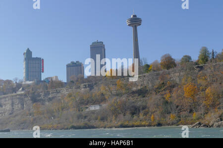 NIAGARA FALLS, Kanada - 13. November 2016: Der Skylon Turm ist ein Aussichtsturm, der Niagara-Fälle überblickt Stockfoto
