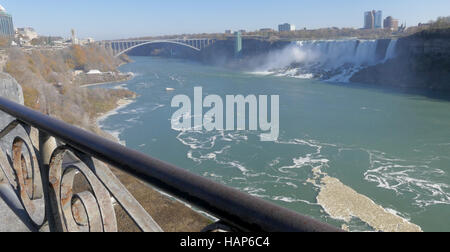 NIAGARA FALLS, Kanada - 13. November 2016: Regenbogen-Brücke, die verbindet, USA und Kanada Stockfoto