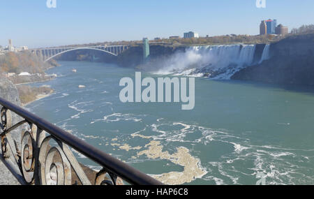 NIAGARA FALLS, Kanada - 13. November 2016: Regenbogen-Brücke, die verbindet, USA und Kanada Stockfoto