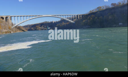 NIAGARA FALLS, Kanada - 13. November 2016: Regenbogen-Brücke, die verbindet, USA und Kanada Stockfoto