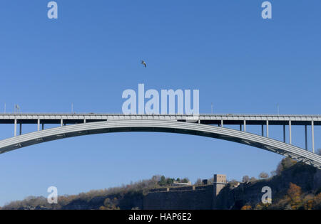 NIAGARA FALLS, Kanada - 13. November 2016: Regenbogen-Brücke, die verbindet, USA und Kanada Stockfoto