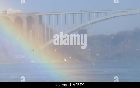 NIAGARA FALLS, Kanada - 13. November 2016: Regenbogen-Brücke, die verbindet, USA und Kanada Stockfoto