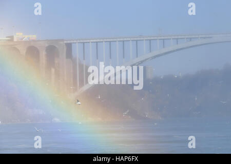NIAGARA FALLS, Kanada - 13. November 2016: Regenbogen-Brücke, die verbindet, USA und Kanada Stockfoto
