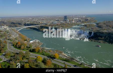 NIAGARA FALLS, Kanada - 13. November 2016: Regenbogen-Brücke, die verbindet, USA und Kanada Stockfoto