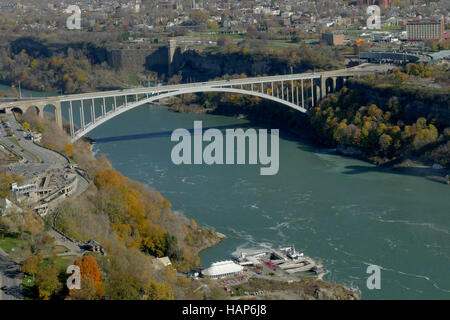 NIAGARA FALLS, Kanada - 13. November 2016: Regenbogen-Brücke, die verbindet, USA und Kanada Stockfoto