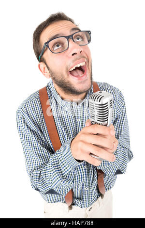 Jungen Nerd posiert mit Mikrofon in einem weißen Hintergrund isoliert Stockfoto