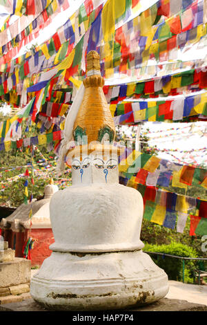 Kleinen Stupas umgeben von Gebetsfahnen in Swayambhu Nath Tempel, Kathmandu, Nepal. Stockfoto