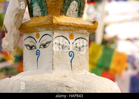 Bemalte Gesicht auf der Stupa in Swayambhu Nath Tempel, Kathmandu, Nepal. Stockfoto