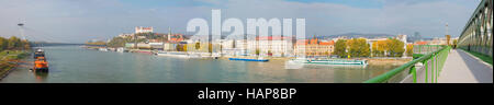 BRATISLAVA, Slowakei, Oktober - 27, 2016: Das Panorama mit den Brücken, Waterfront, Dom und Schloss. Stockfoto