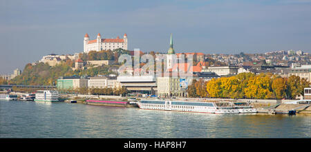 BRATISLAVA, Slowakei, Oktober - 27, 2016: Der Uferpromenade, Kathedrale und Burg - Panorama Stockfoto