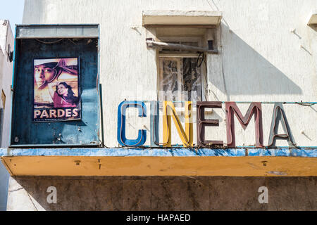 Bunte Zeichen der verlassenen Kino Malaki, in der Medina von Rabat, Marokko. Muslimische, Lifestyle, anspruchsvoll, Ablenkung, Stockfoto