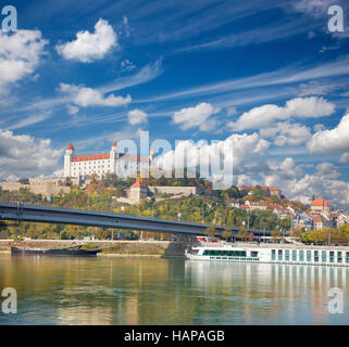 BRATISLAVA, Slowakei, Oktober - 27, 2016: Die Kaste von SNP-Brücke. Stockfoto