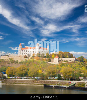 BRATISLAVA, Slowakei, Oktober - 27, 2016: Die Kaste von SNP-Brücke. Stockfoto