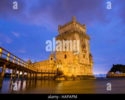 Torre de Belem am Ufer des Tejo in Lissabon, Portugal, in der Nacht. Stockfoto