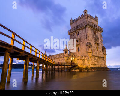 Torre de Belem am Ufer des Tejo in Lissabon, Portugal, in der Nacht. Stockfoto